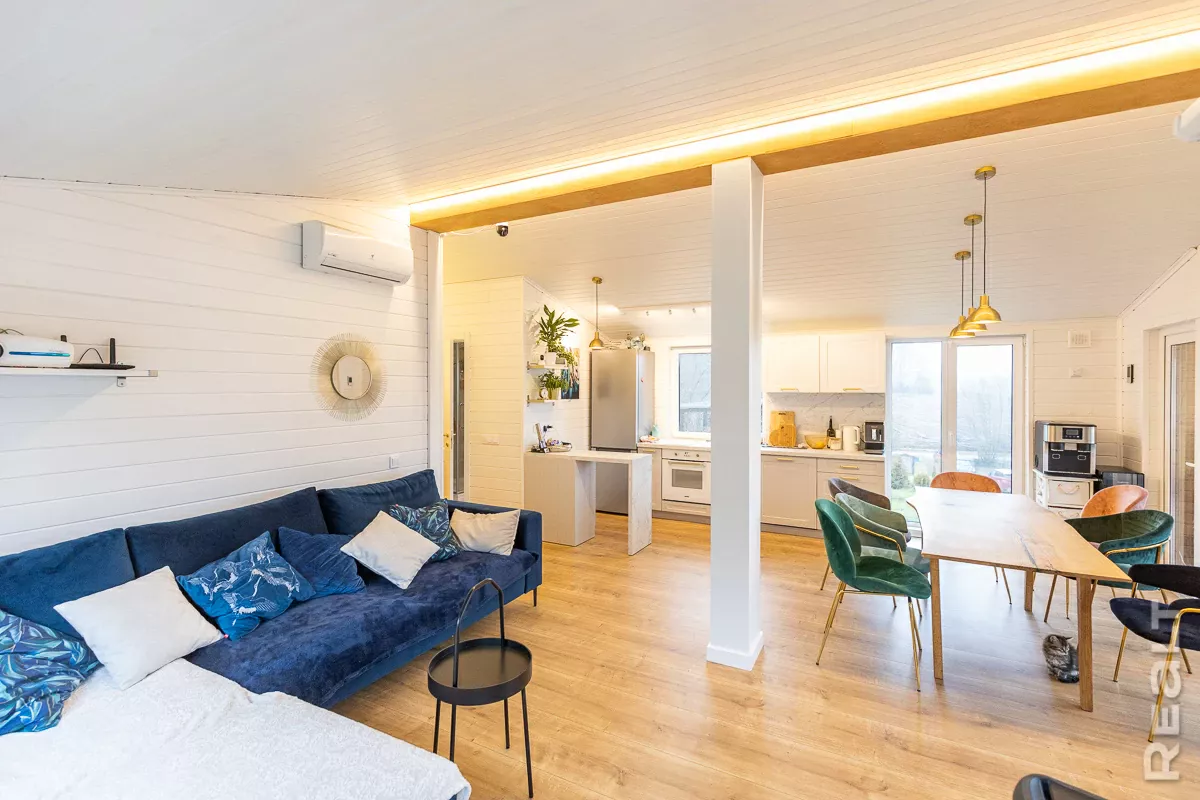 skolko-stoit-barnhaus-pod-klyuch Гостинная, столовая и кухня в доме Барнхаус