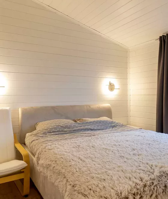 postroit-barnhaus-pod-klyuch-cena шикарная кровать и кресло в доме барнхаус